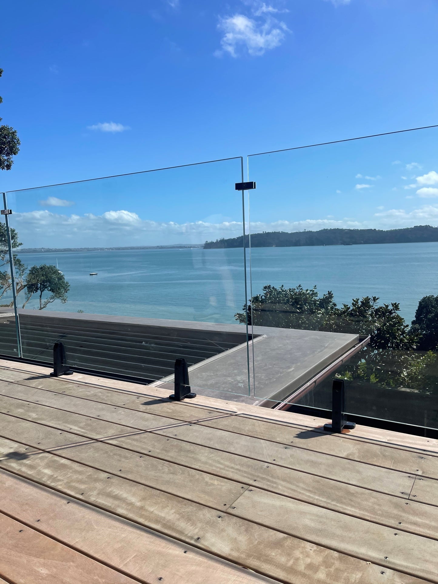 Anchorjak Floating timber deck on Anchorjak Pedestals with Frameless Glass Railing Auckland, Herne bay